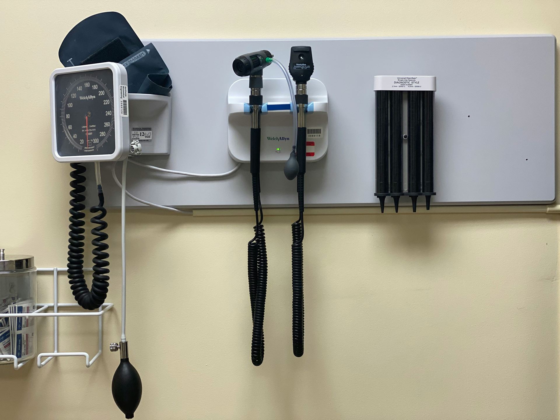 photo of medical equipment in exam room